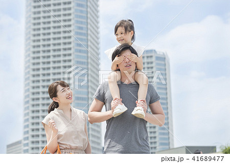 人物、娘、父親、家族、ファミリー、仲良し、男性、女の子、子供、パパ、お父さん、父、親子、ポートレート 41689477