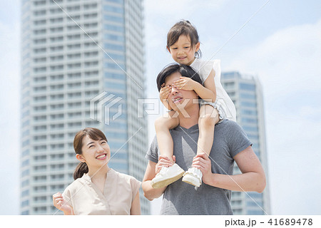 人物、娘、父親、家族、ファミリー、仲良し、男性、女の子、子供、パパ、お父さん、父、親子、ポートレート 人物、娘、父親、家族、ファミリー、仲良し、男性、女の子、子供、パパ、お父さん、父、親子、ポートレート 41689478