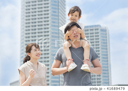 人物、娘、父親、家族、ファミリー、仲良し、男性、女の子、子供、パパ、お父さん、父、親子、ポートレート 人物、娘、父親、家族、ファミリー、仲良し、男性、女の子、子供、パパ、お父さん、父、親子、ポートレート 41689479