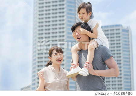 人物、娘、父親、家族、ファミリー、仲良し、男性、女の子、子供、パパ、お父さん、父、親子、ポートレート 41689480