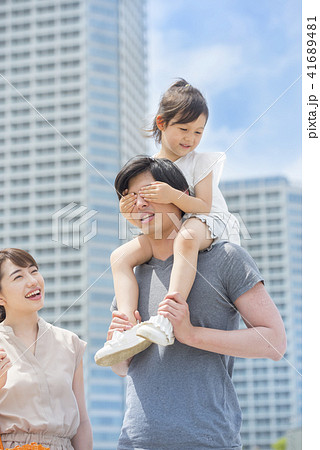 人物、娘、親子、家族、ファミリー、仲良し、男性、女の子、子供、パパ、お父さん、父、親子連れ 41689481