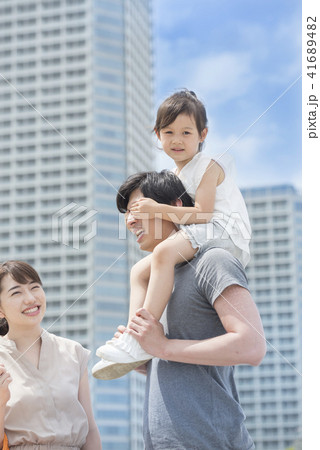 人物、娘、父親、家族、ファミリー、仲良し、男性、女の子、子供、パパ、お父さん、父、親子、ポートレート 41689482