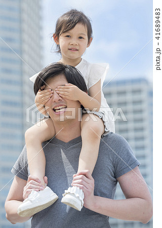 人物、娘、父親、家族、ファミリー、仲良し、男性、女の子、子供、パパ、お父さん、父、親子、ポートレート 41689483