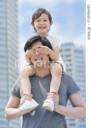 人物、娘、父親、家族、ファミリー、仲良し、男性、女の子、子供、パパ、お父さん、父、親子、ポートレート 人物、娘、父親、家族、ファミリー、仲良し、男性、女の子、子供、パパ、お父さん、父、親子、ポートレート 41689485