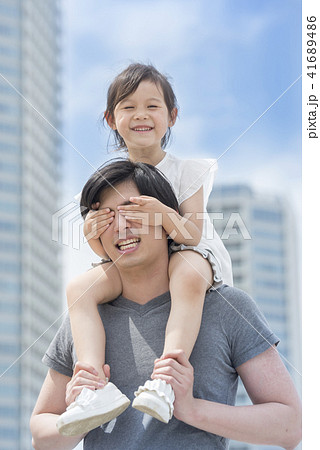 人物、娘、父親、家族、ファミリー、仲良し、男性、女の子、子供、パパ、お父さん、父、親子、ポートレート 人物、娘、父親、家族、ファミリー、仲良し、男性、女の子、子供、パパ、お父さん、父、親子、ポートレート 41689486