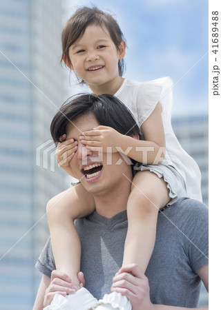 人物、娘、父親、家族、ファミリー、仲良し、男性、女の子、子供、パパ、お父さん、父、親子、ポートレート 41689488
