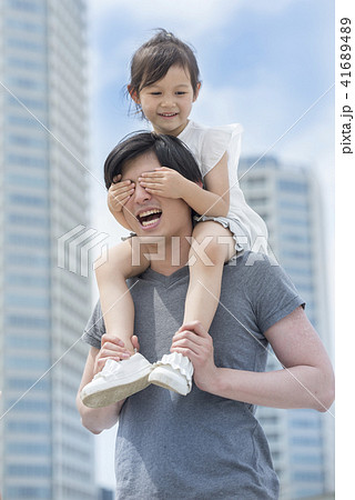 人物、娘、父親、家族、ファミリー、仲良し、男性、女の子、子供、パパ、お父さん、父、親子、ポートレート 41689489
