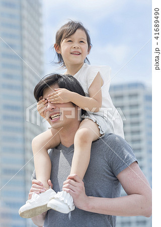 人物、娘、父親、家族、ファミリー、仲良し、男性、女の子、子供、パパ、お父さん、父、親子、ポートレート 人物、娘、父親、家族、ファミリー、仲良し、男性、女の子、子供、パパ、お父さん、父、親子、ポートレート 41689490