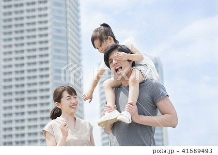 人物、娘、父親、家族、ファミリー、仲良し、男性、女の子、子供、パパ、お父さん、父、親子、ポートレート 人物、娘、父親、家族、ファミリー、仲良し、男性、女の子、子供、パパ、お父さん、父、親子、ポートレート 41689493