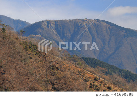 神奈川の鍋割山山頂付近(1250m)から東側の二ノ塔、三ノ塔眺望 神奈川の鍋割山山頂付近(1250m)から東側の二ノ塔、三ノ塔眺望 41690599