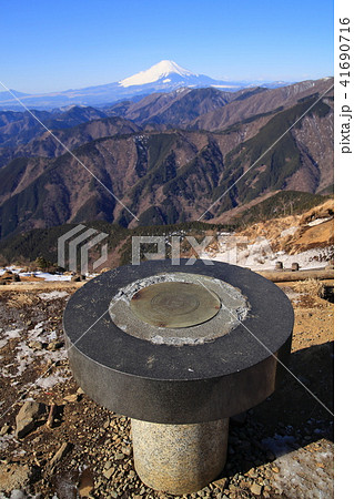 神奈川の三ノ塔山頂の方位盤と富士山方面眺望 41690716