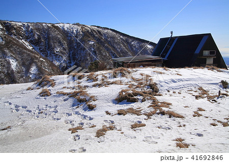 神奈川の烏尾山(からすおさん)山頂の山小屋 神奈川の烏尾山(からすおさん)山頂の山小屋 41692846