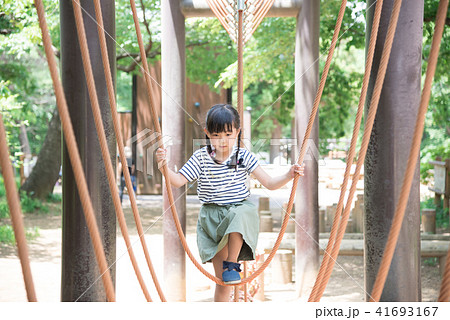 夏の公園で遊ぶ男の子 41693167