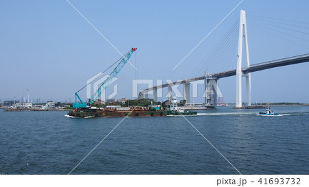 新湊大橋とクレーン船 41693732