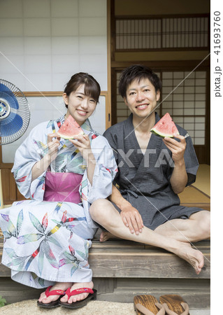 古民家縁側でスイカを食べる浴衣姿の男女 夫婦 カップル 古民家縁側でスイカを食べる浴衣姿の男女 夫婦 カップル 41693760