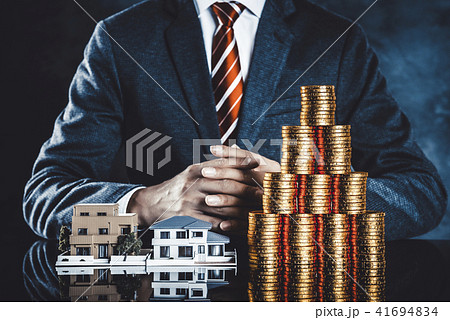 大量のお金と住宅イメージ 41694834
