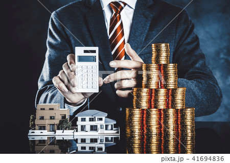 大量のお金と住宅イメージ 41694836
