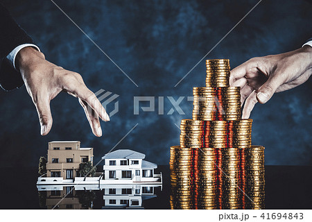 大量のお金と住宅イメージ 41694843