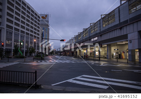 阪急曽根駅、雨上がりの早朝駅前の風景 41695152