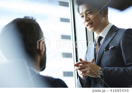 ビジネスマン　打ち合わせ 41695450