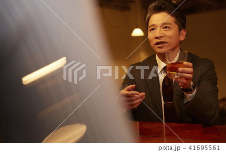 バーで飲むビジネスマン バーで飲むビジネスマン 41695561