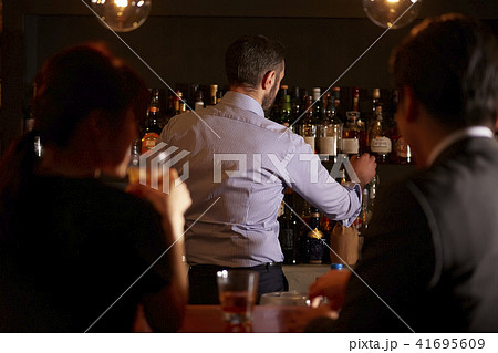 バーで働く外国人 41695609