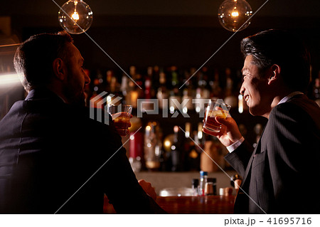 バーで飲むビジネスマンの写真素材