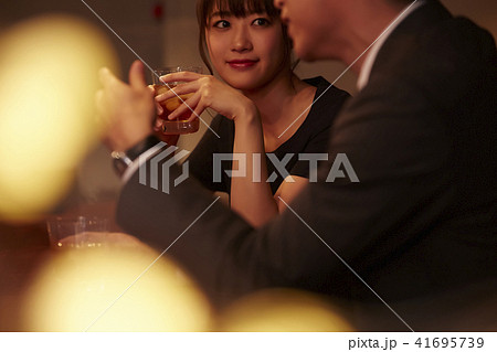 バーで飲む男女 バーで飲む男女 41695739