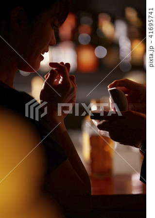 バーで飲む男女 プレゼント バーで飲む男女 プレゼント 41695741