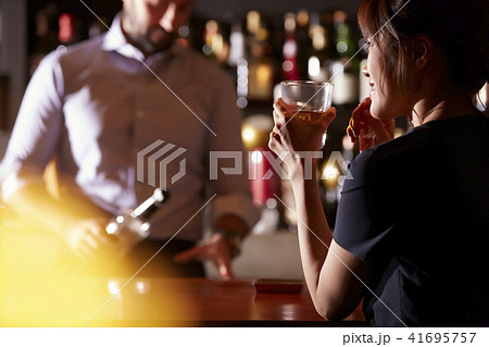 バーで飲む女性 41695757