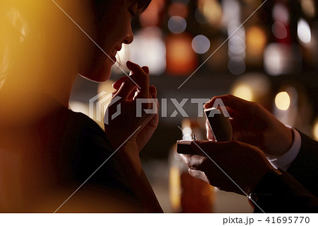 バーで飲む男女 プレゼント バーで飲む男女 プレゼント 41695770