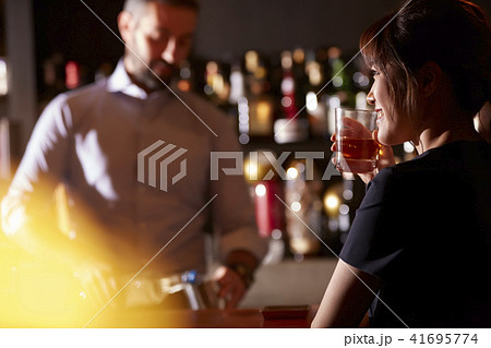 バーで飲む女性 41695774