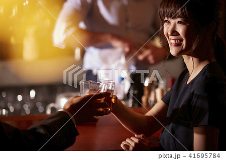 バーで飲む男女 バーで飲む男女 41695784
