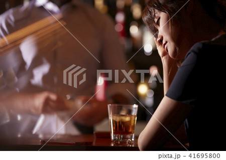 バーで飲む女性 41695800