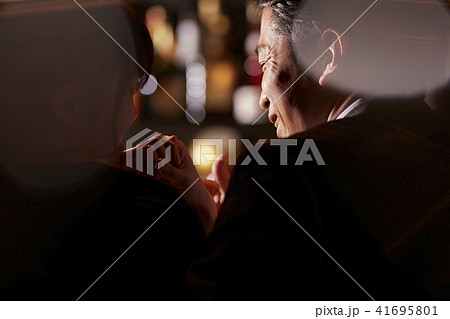 バーで飲む男女 41695801