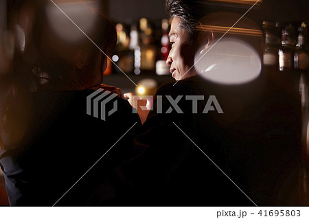 バーで飲む男女 41695803