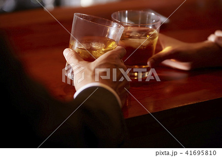 バーで飲む男女 41695810