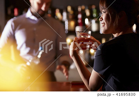 バーで飲む女性 バーで飲む女性 41695830
