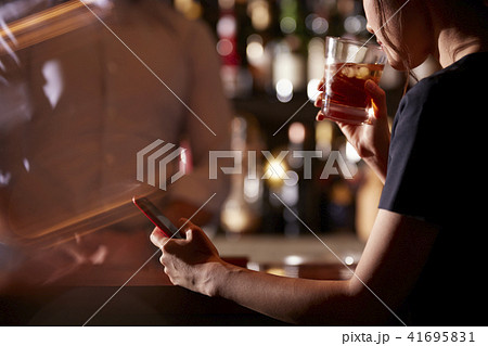 バーで飲む女性 41695831