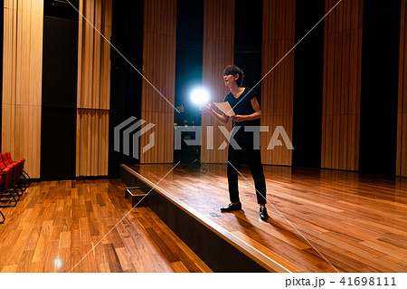 演技する男性 演技する男性 41698111