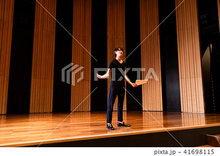 演技する男性 41698115