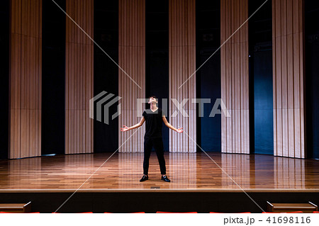 演技する男性 41698116