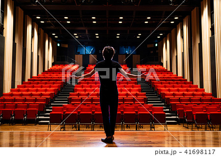 演技する男性 41698117