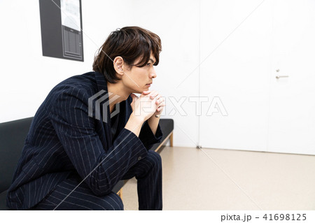 待合室の男性 待合室の男性 41698125
