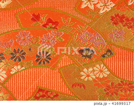金襴を織り込んだ有職文様（扇文様）の織物 41699317