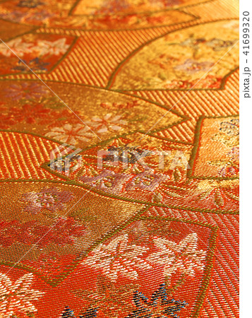 金襴を織り込んだ有職文様(扇文様)の織物 金襴を織り込んだ有職文様(扇文様)の織物 41699320