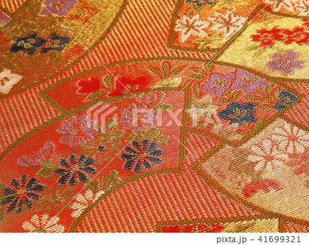 金襴を織り込んだ有職文様(扇文様)の織物 金襴を織り込んだ有職文様(扇文様)の織物 41699321