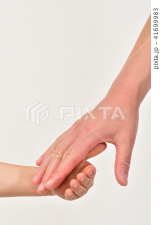手を繋ごうとするところ  41699983
