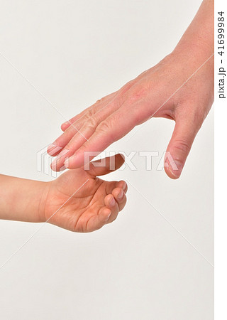 手を繋ごうとするところ  41699984