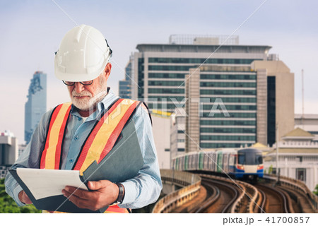 Portrait of service engineer holding clipboard  41700857